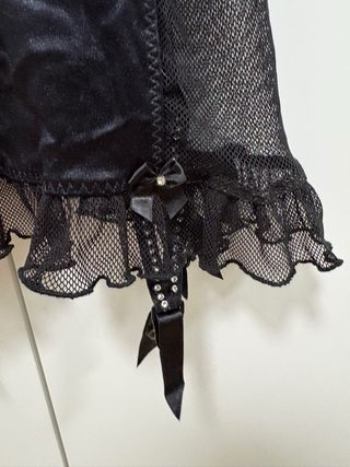 Combinación lencería negra pedrería y malla