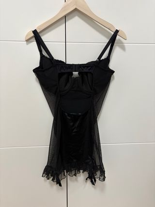 Combinación lencería negra pedrería y malla