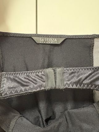 Combinación lencería negra pedrería y malla