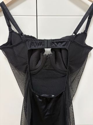 Combinación lencería negra pedrería y malla