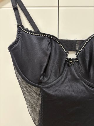 Combinación lencería negra pedrería y malla