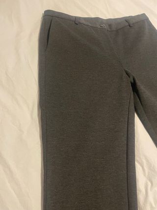 Pantalón recto elástico gris