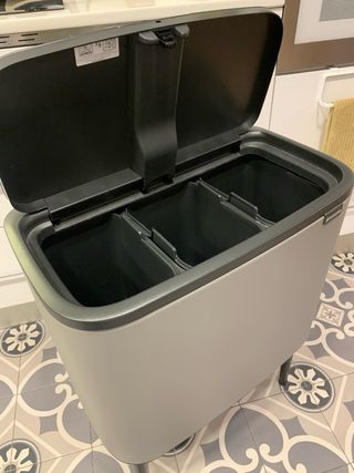 Cubo de basura Brabantia 23L gris y negro