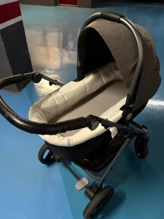 Carrito de bebé con capazo