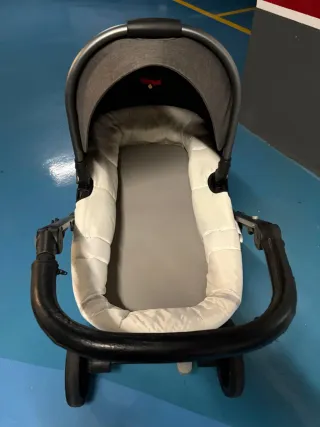 Carrito de bebé con capazo