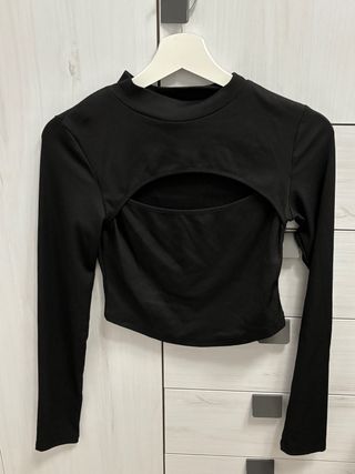 Top negro manga larga con abertura