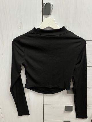 Top negro manga larga con abertura