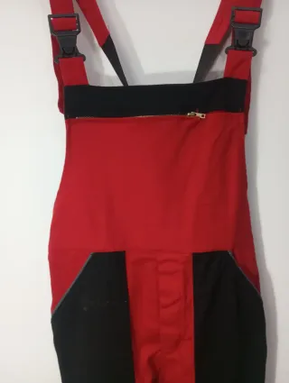 Mono de trabajo tirantes rojo y negro