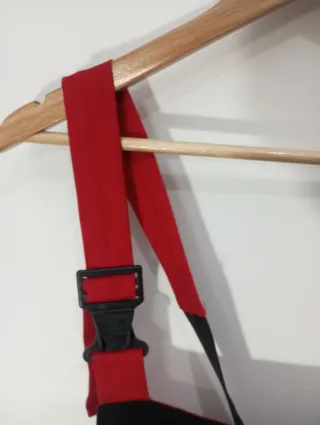 Mono de trabajo tirantes rojo y negro