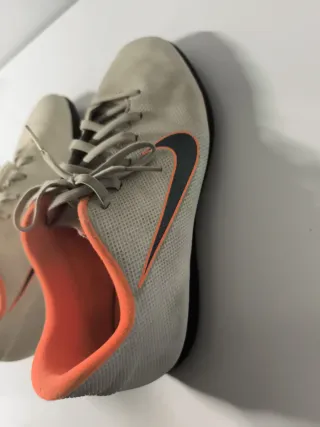 Botas de fútbol sala Nike blancas y naranjas