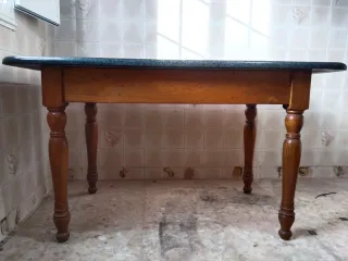 Mesa de madera y piedra con cajón