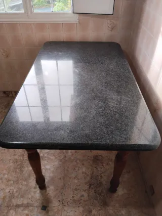 Mesa de madera y piedra con cajón