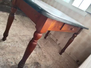 Mesa de madera y piedra con cajón