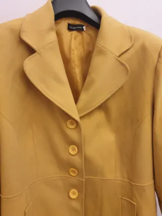 Abrigo amarillo mujer