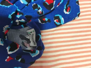 Camiseta azul con estampado animal