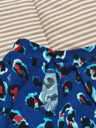 Camiseta azul con estampado animal
