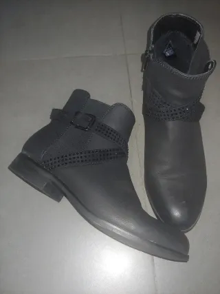 Botines negros con adornos