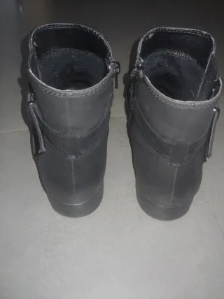 Botines negros con adornos