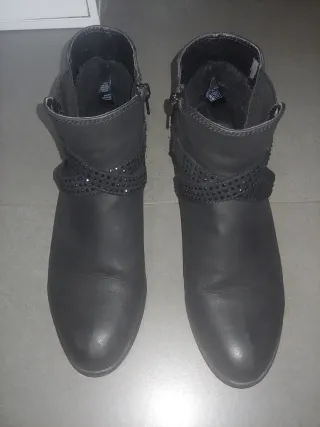 Botines negros con adornos