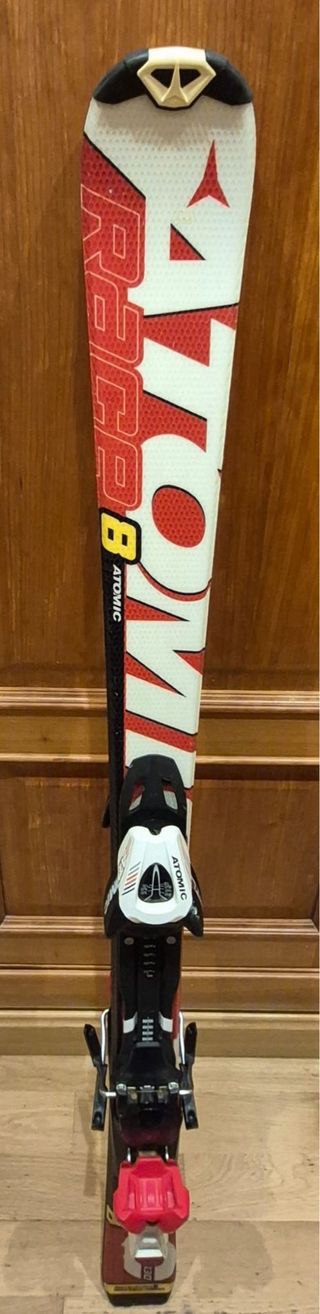 Esquís Atomic con fijaciones y bastones