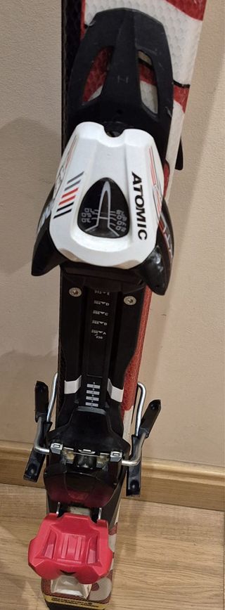 Esquís Atomic con fijaciones y bastones