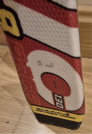 Esquís Atomic con fijaciones y bastones