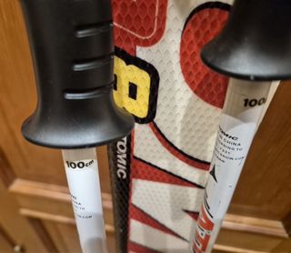 Esquís Atomic con fijaciones y bastones