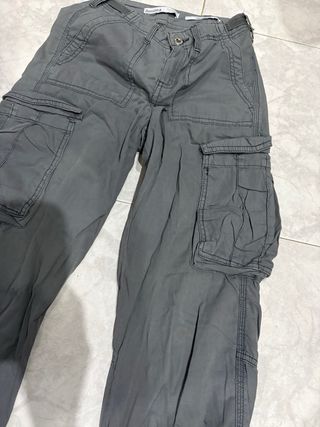 Pantalón cargo ancho gris