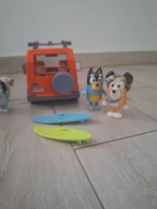 Bluey Coche y Figuras con Surf
