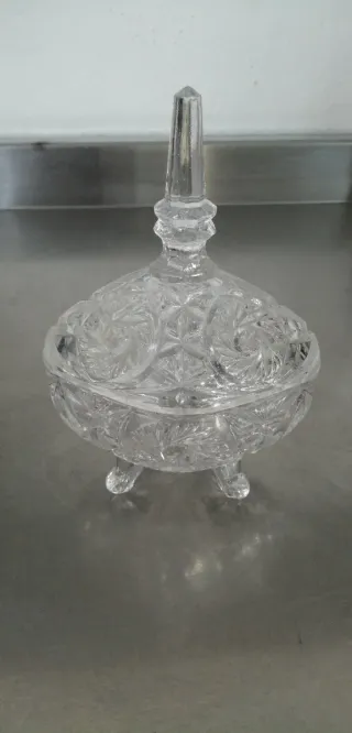 Bombonera de cristal tallado con tapa