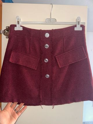 Gonna rossa con bottoni