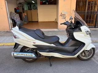 Vendo Maxiscooter Burgman 400 K9.