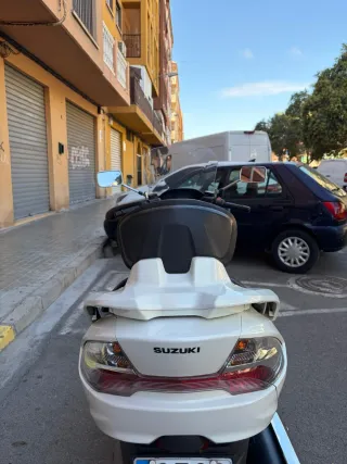 Vendo Maxiscooter Burgman 400 K9.