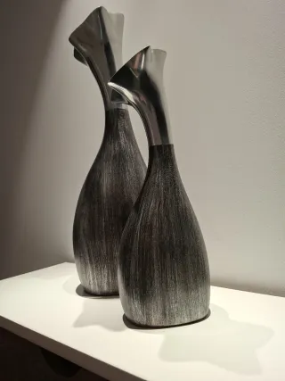 Juego de 2 jarrones metálicos plateados y negros