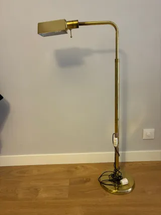 Lámpara de pie dorada