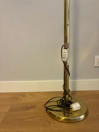 Lámpara de pie dorada