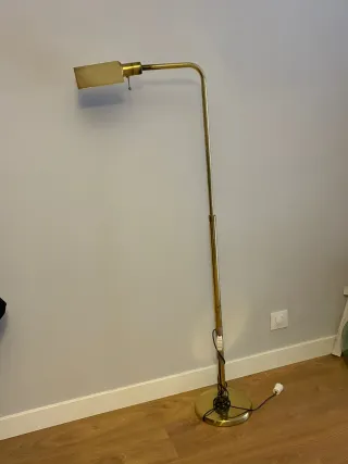 Lámpara de pie dorada