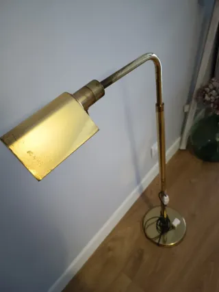 Lámpara de pie dorada