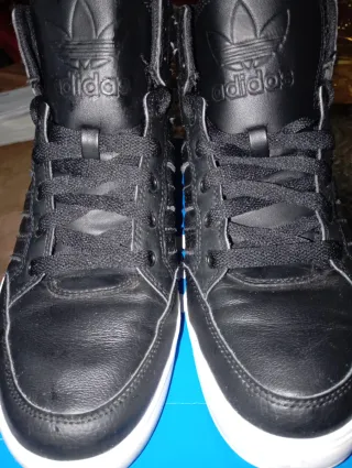 Zapatillas Adidas Altas Negras y Blancas