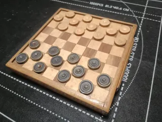 Scacchiera in legno con pedine