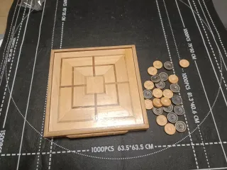 Scacchiera in legno con pedine