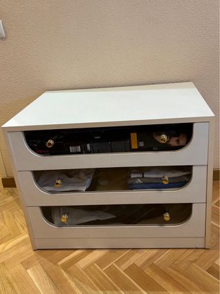 Cajonera blanca con cristal y tiradores dorados