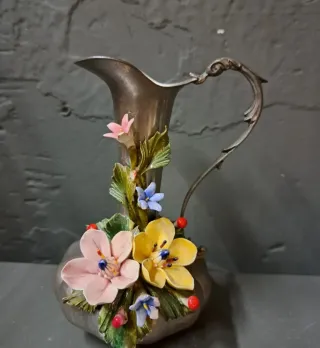 Juego de vajilla antiguo con flores