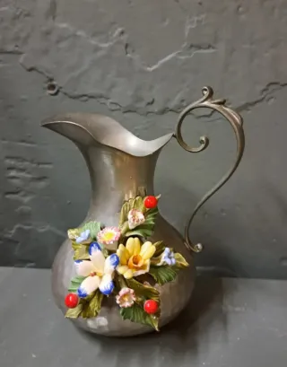 Juego de vajilla antiguo con flores