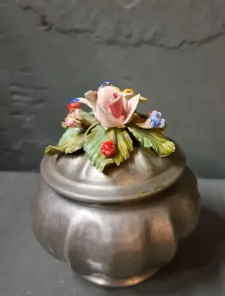 Juego de vajilla antiguo con flores