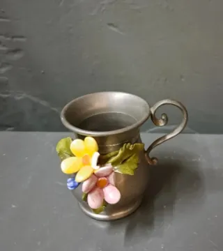 Juego de vajilla antiguo con flores