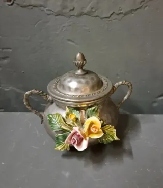 Juego de vajilla antiguo con flores