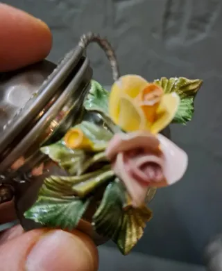 Juego de vajilla antiguo con flores