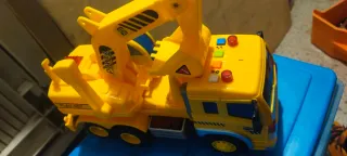 Camión grúa de juguete amarillo