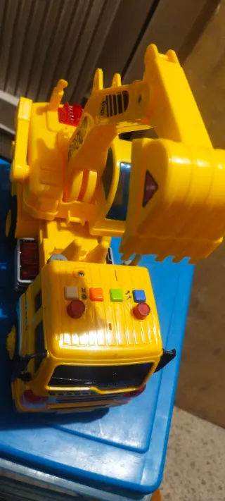 Camión grúa de juguete amarillo